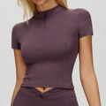 Eng anliegendes Yoga-Oberteil mit halbem Reißverschluss für Damen in tiefem Mauve - S / Traubenlila