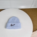 Primer plano del gorro de punto azul cielo con detalle de bordado cursivo Pensecolo - Talla Única (3-8 Años) / Azul claro