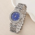 Gros plan d'une montre de luxe pour femme avec cadran bleu et bracelet serti de strass - Cadran Bleu Argent Entièrement Strass Chiffres Arabes (11)