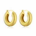 Dettaglio degli orecchini a cerchio placcati in oro 18 carats con texture a croissant - Tondo Filettato Oro