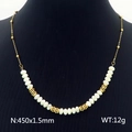 Collar de acero de titanio chapado en oro con perlas blancas en maniquí de cuello negro - Estilo de cuentas de perlas francesas (KN236493-FA)