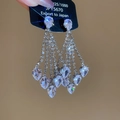 Vue macro de boucles d'oreilles fleur en cristal avec pampilles de strass en forme de poire - 70# Tige d'oreille en argent-Argent-Blanc