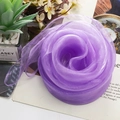 Dettaglio macro di un rotolo di nastro di seta chiffon viola su sfondo naturale - Viola (7#) / 60x60cm