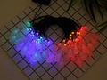 Makroaufnahme von mehrfarbigen Solar-LED-Lichttropfen mit Bläschen auf Fliesenboden - Konstanter Batteriemodus-2m 10 LEDs / Bunt