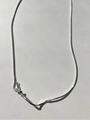 Détail d'une chaîne serpent minimaliste en argent sterling 925 avec pendentif à nœud - Argenté