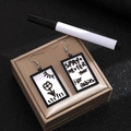 Pendientes de acrílico tipo pizarra con diseño floral y texto en estuche de regalo - Blanco KK-1549 (Pendientes con pluma)