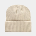Nahaufnahme der beigen Strickmütze mit Rollrand und Rippenmuster aus dickem Garn - Beige