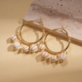 Dettaglio di orecchini a cerchio dorati con perle di zucca effetto marmo bianco su pietra - Bianco - Bocciolo (Perno in Argento S925)