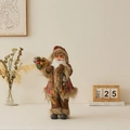 Stehende Weihnachtsmann Puppe im rot karierten Mantel mit braunem Pelz und Laterne - 45cm