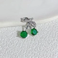 Makroaufnahme vom Kirsch-Anhänger mit grünen Steinen und funkelnden Diamantblättern - Stil B Silber-Grün