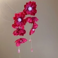 Detalle de pendientes de flores de tela roja con borla de cristal y acentos de perlas - Estilo de Flor de Tela con Perla (Pin de Plata)