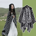 Poncho à capuche en tricot ethnique avec motifs géométriques noirs et blancs - Couleur 52