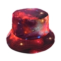 Dettaglio del cappello a secchiello con motivo a nebulosa stellata e cuciture rinforzate - Taglia unica / Galassia Rossa