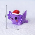 Mini statuina di axolotl viola con cappello di Babbo Natale per decorazione natalizia - Viola