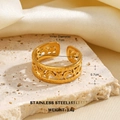 Goldener Stern und Mond Ring aus Edelstahl mit 1,7 cm Durchmesser und 0,7 cm Breite - Hohlstern Mond Texturierter Stil (595)
