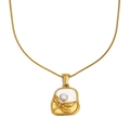 Collar vintage bañado en oro 18K con colgante de flor de perla y detalle esmalte - Collar con Colgante de Libélula y Perla de Esmalte - Dorado