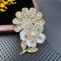 Broche fleur dorée élégante avec pétales blancs, cristaux et centre en perle - BZ099 Fleur Double Couche