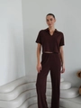 Completo in maglia marrone scuro con polo a maniche corte e pantaloni dritti su una modella - S / Marrone Scuro