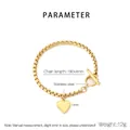 Dettaglio del bracciale a cuore in acciaio dorato con chiusura a levetta OT e catena box - Catena Box Con Ciondolo a Cuore Dorato / Oro (KB210173-Z)