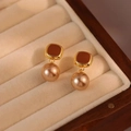 Elegante Vintage Perlenohrringe mit Champagnerperlen und Goldoberfläche - Gold Vintage Quadratisch Rund Perle Stil (A2699)