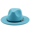 Détail du chapeau fedora en feutre bleu ciel avec bande en cuir noir et boucle en métal argent - M (56-58cm) / Bleu lac