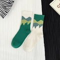 Asymmetrische Crew-Socken in Grün und Beige mit geometrischem Bergmuster und Rippbündchen - Einheitsgröße / Grüner Berg