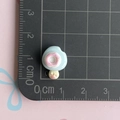 Makroansicht von 2 cm Mini-Donut-Harzanhänger mit Katzenpfotenmuster auf Skalenmatte - Blaues Donut-Eis am Stiel