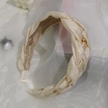 Diadema trenzada beige elegante con acabado satinado y detalle de cadena de corazón - Beige con cadena de corazón