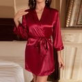 Peignoir court en satin rouge bordeaux pour femme avec ceinture et fini soyeux - Rouge
