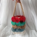 Handgefertigte Pailletten-Muschel-Handtasche mit bunten Schuppen und goldenem Perlen-Griff - Vertikal / Bunt