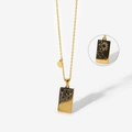 Vue macro du collier zodiaque Gémeaux doré montrant le pendentif rectangulaire et les détails - Gémeaux