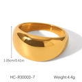 Dettaglio dell'anello bombato in acciaio placcato oro 18K con larghezza di 1,05 cm e peso - Stile Dome Lucidato a Specchio (HC-R30003-7)
