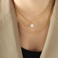 Collar de doble capa de eslabones dorados con colgante de perla de agua dulce en modelo - Collar de doble capa / Dorado