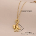 Gouden ketting met hangers van de Eiffeltoren, koffiekop en croissant op beige achtergrond - Eiffeltoren Koffiekopje Croissant Stijl (3#)