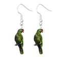 Detalle de pendientes de loro en acrílico con cuerpo verde y cabeza roja vibrante - Loro