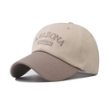 Detalle del bordado Arizona y visera en contraste de la gorra de béisbol bicolor - Ajustable / Caqui Bicolor