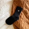 Calcetines de lana negros con bordado de camelia blanca para calidez invernal y estilo - Negro / Talla Única (tallas 35-39)
