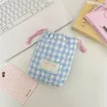 Detalle de bolsa acolchada azul a cuadros para cámara con cierre de cordón rosa suave - Cuadros Azul Claro