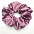 Detailaufnahme von hellviolettem Satin-Haargummi mit glatter Seidentextur - 20cm / Lavendel