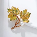 Exquisito broche de hoja de membrillo en esmalte amarillo degradado con una perla - XZ009 Hoja de Arce Degradada