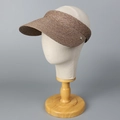 Detalle de la visera de rafia marrón con textura tejida y adorno metálico lateral - M(56-58cm) / Marrón (con acento metálico)