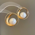Orecchini eleganti a doppio cerchio placcati in oro con perla bianca da donna - Stile Perla Tonda Liscia