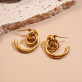 Detalle de pendientes de aro retorcidos en acero inoxidable chapado en oro de 18k - Dorado