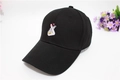 Casquette de baseball noire avec broderie doigt de cœur rose en sergé de coton - Adulte / Cœur de Doigt Noir