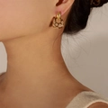 Elegantes pendientes geométricos vintage dorados con esmalte usados por modelo - Esmalte Marrón (F414-Pendientes de Esmalte Marrón)