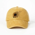 Détail de la casquette en coton lavé jaune avec motif imprimé de tournesol et papillons - Taille Unique (Réglable) / Jaune