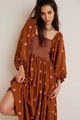 Detailaufnahme der Blumenstickerei an einem Boho-Kleid mit eckigem Ausschnitt und Ärmeln - Braun