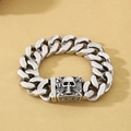 Detalle del cierre de calavera plateada retro en una pulsera de cadena gruesa de acero - Plata Antigua