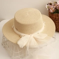 Cappello di paglia a cima piatta con grande fiocco in rete ed eleganti perle decorative - M (56-58cm) / Beige