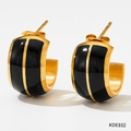 Orecchini a cerchio a C dorati con eleganti strisce geometriche in smalto nero - Nero (KDE932)